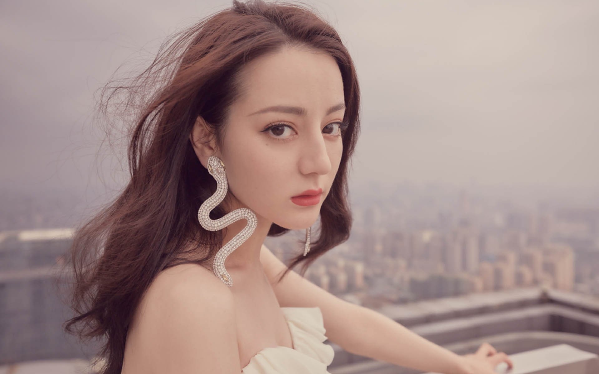 塞内加尔队后卫佩雷斯在巴黎奥运会上表现出色，塞内加尔中后卫