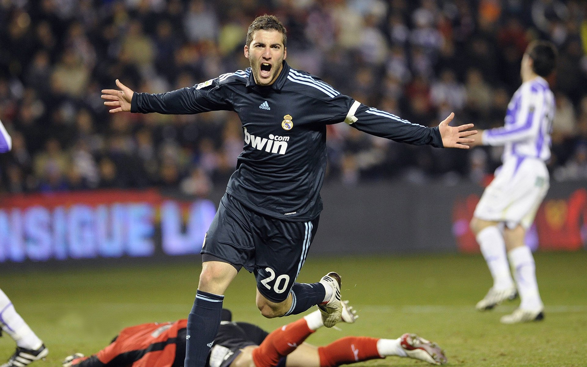 “法甲战役进入高潮，豪门逐鹿中原”，法甲激烈